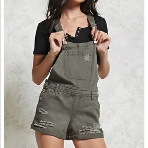 Distressed denim overall shorts (100% new)
